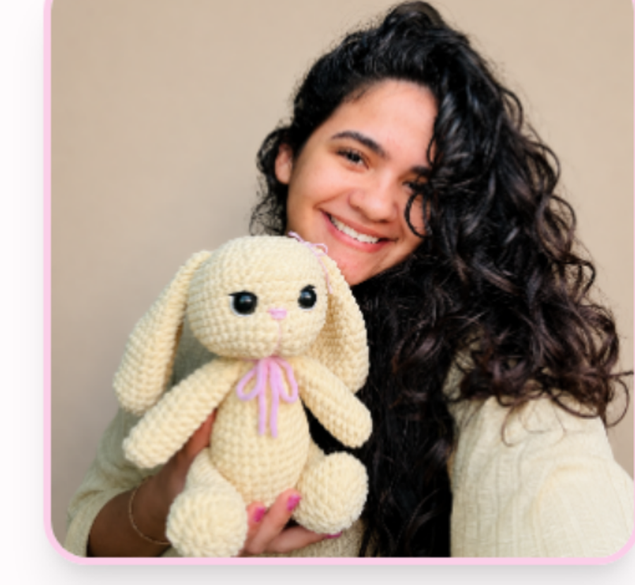 Lígia, da Amiguruli, com sua coelhinha feita à mão